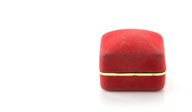 Beyaz arkaplanda mücevher kutusu