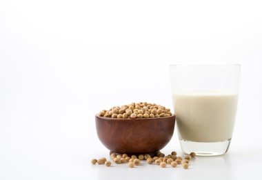 beyaz arkaplanda soya sütü