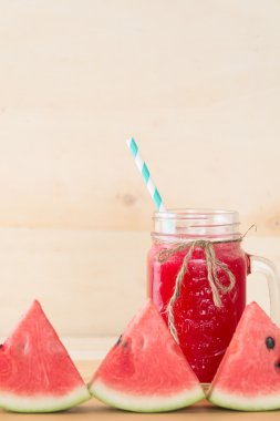 Ahşap arka planda karpuz smoothie