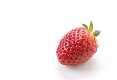 Beyaz arka planda taze çilek