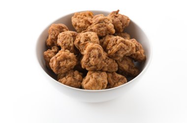 Beyaz arkaplanda karides topu