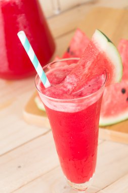 Ahşap arka planda karpuz smoothie