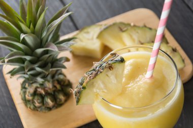 Ahşap arka planda ananas kokteyli