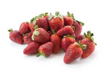 Beyaz arka planda taze çilekler