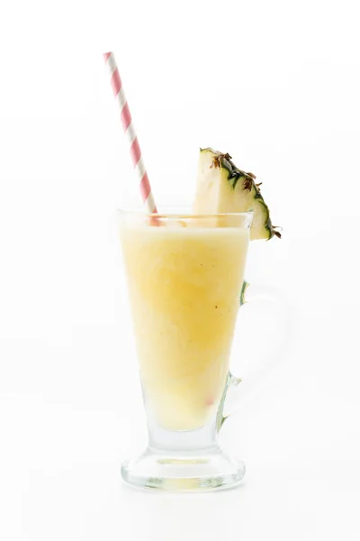 Ananas-Smoothie auf weißem Hintergrund — Stockfoto