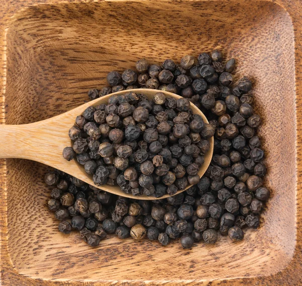 Pimientos negros sobre fondo blanco —  Fotos de Stock