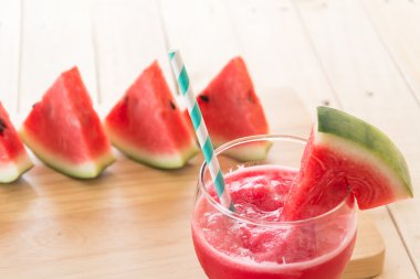 Ahşap arka planda karpuz smoothie