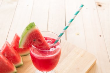 Ahşap arka planda karpuz smoothie