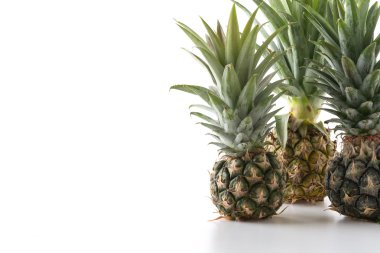 Beyaz arkaplanda taze ananas