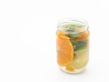 Beyaz arkaplanda aşılanmış su