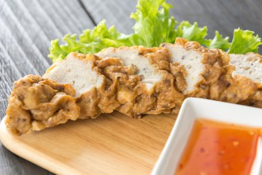 ahşap arka plan üzerinde balık topları