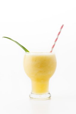 Beyaz arkaplanda ananas püresi