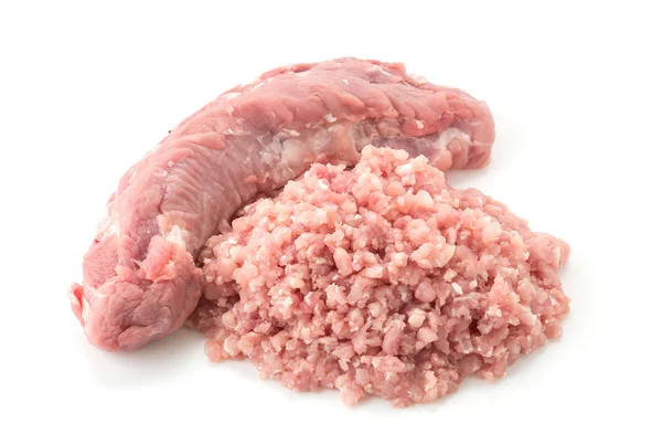 Gehakt varkensvlees op witte achtergrond — Stockfoto