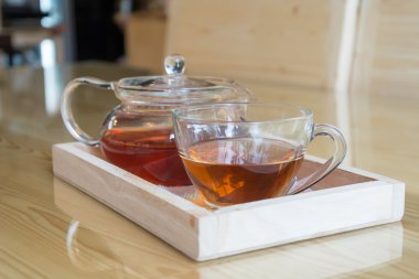 Tahta masada sıcak çay.