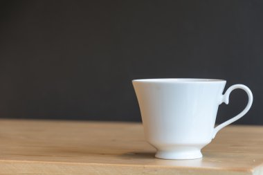 Kahve fincanı ahşap masada