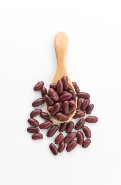 Beyaz arkaplanda kırmızı fasulye