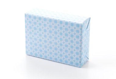 Beyaz arkaplanda hediye kutusu