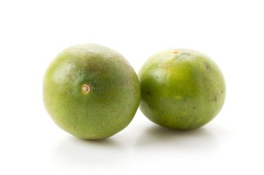 Beyaz arkaplanda yeşil limon