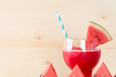 Ahşap arka planda karpuz smoothie