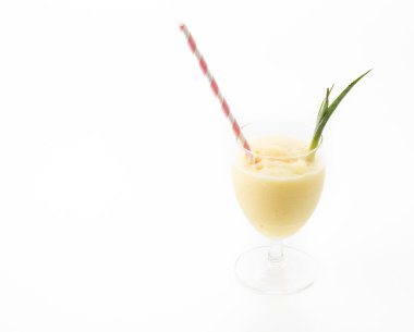 Beyaz arkaplanda ananas püresi