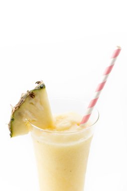 Beyaz arkaplanda ananas püresi