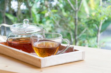 Tahta masada sıcak çay.