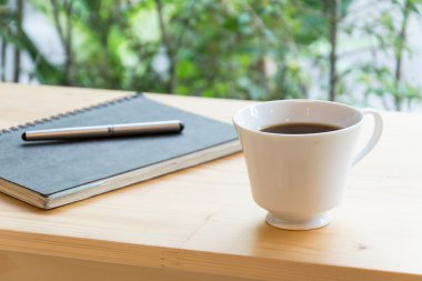 Kahve fincanı ahşap masada