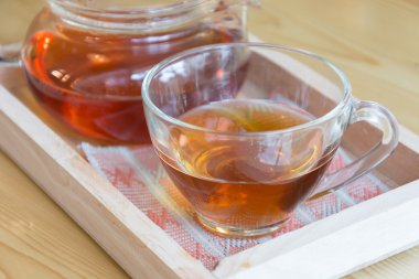 Tahta masada sıcak çay.