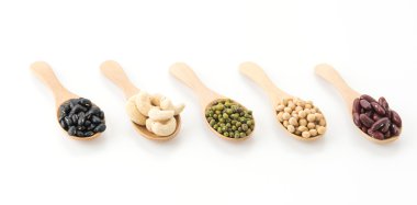 Fasulyeleri beyaz arkaplanda karıştır