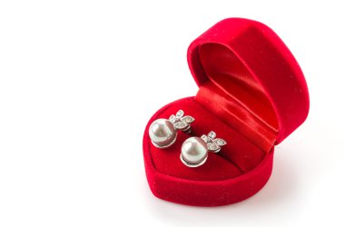 Beyaz arkaplanda mücevher kutusu