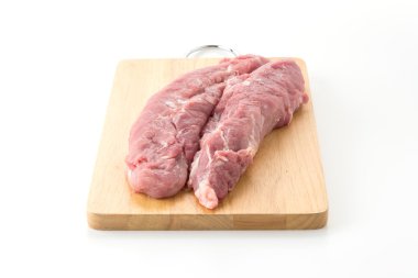 Beyaz arkaplanda domuz filetosu