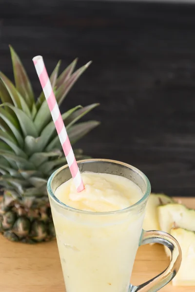 Batido de abacaxi no fundo de madeira — Fotografia de Stock