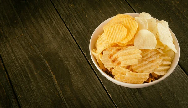 patates cipsi Wood - vintage film filtresi ile yumuşak odak