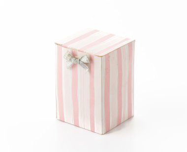 Beyaz arkaplanda hediye kutusu