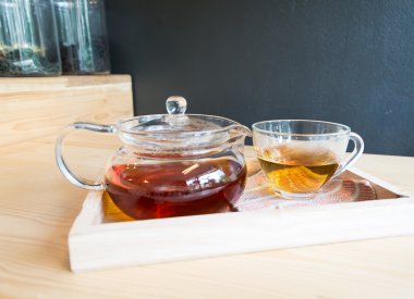 Tahta masada sıcak çay.