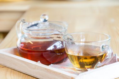 Tahta masada sıcak çay.