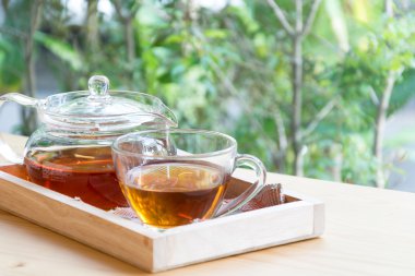 Tahta masada sıcak çay.