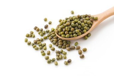 beyaz arkaplanda fasulye gramı