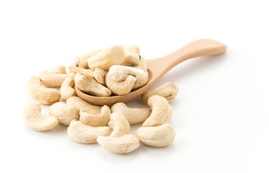 Beyaz arka planda kaju fıstığı