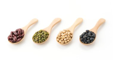 Fasulyeleri beyaz arkaplanda karıştır