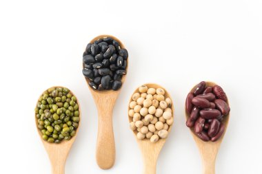 Fasulyeleri beyaz arkaplanda karıştır