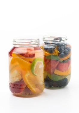 Beyaz arkaplanda aşılanmış su