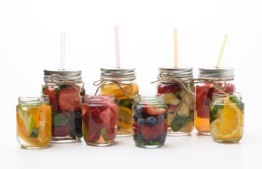 Beyaz arkaplanda aşılanmış su