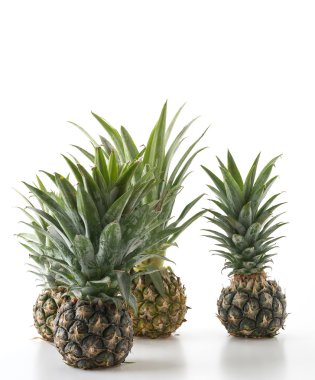 Beyaz arkaplanda taze ananas