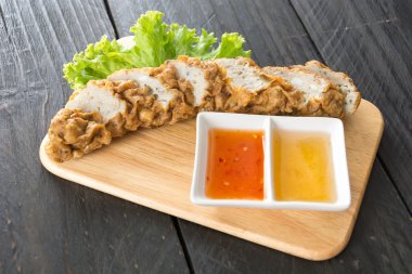 ahşap arka plan üzerinde balık topları