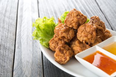 Ahşap zemin üzerinde karides topu