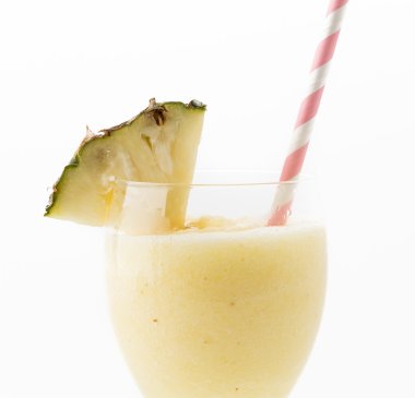 Beyaz arkaplanda ananas püresi