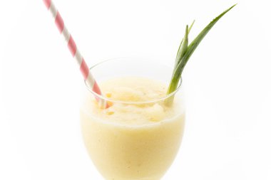 Beyaz arkaplanda ananas püresi