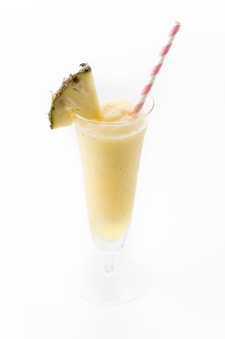 Beyaz arkaplanda ananas püresi