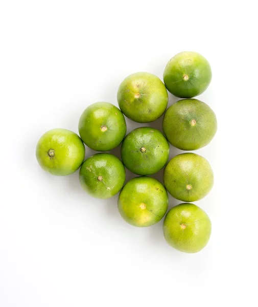 Зеленый лимон на белом фоне — стоковое фото